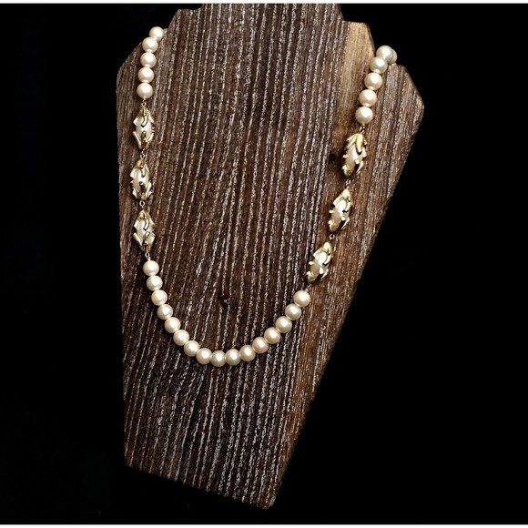 TRIFARI STATEMENT Faux Pearl Necklace Gold Tone Twist 30" VTG Revival EUC! - Picture 4 of 12